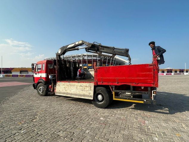 Ekipa porządkowa w drodze na stadion