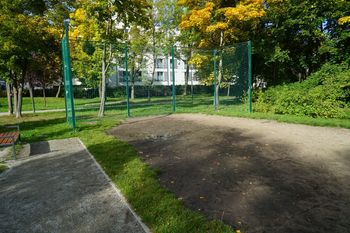 Poznań: Dawniej były tu baraki i obóz NKWD. Boisko w parku Heweliusza w złym stanie. Czy murawa zostanie wymieniona?