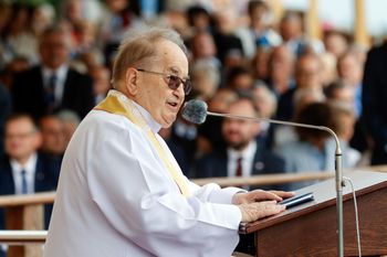 Rekord pobity. Fundacja o. Rydzyka zgarnia miliony
