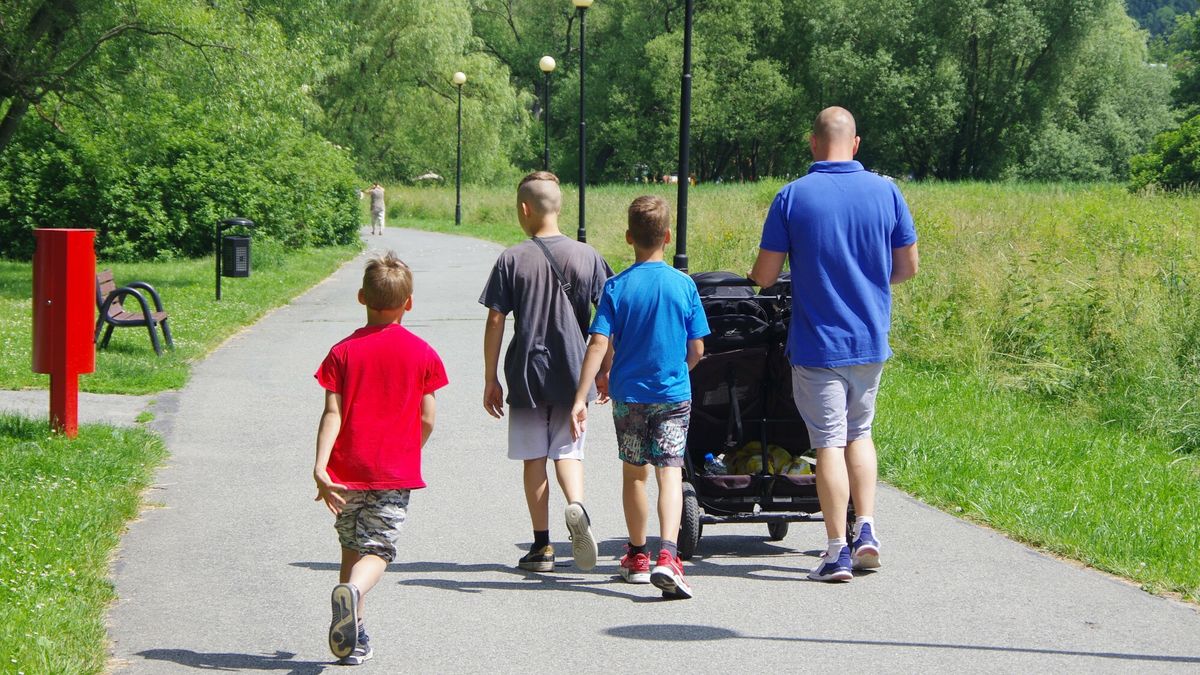 Stock MaBaPHOTO: ZOFIA I MAREK BAZAK / EAST NEWS   Park miejski N/Z ojciec z czworka dzieci na spacerze, wspolne spedzanie czasuZOFIA BAZAK