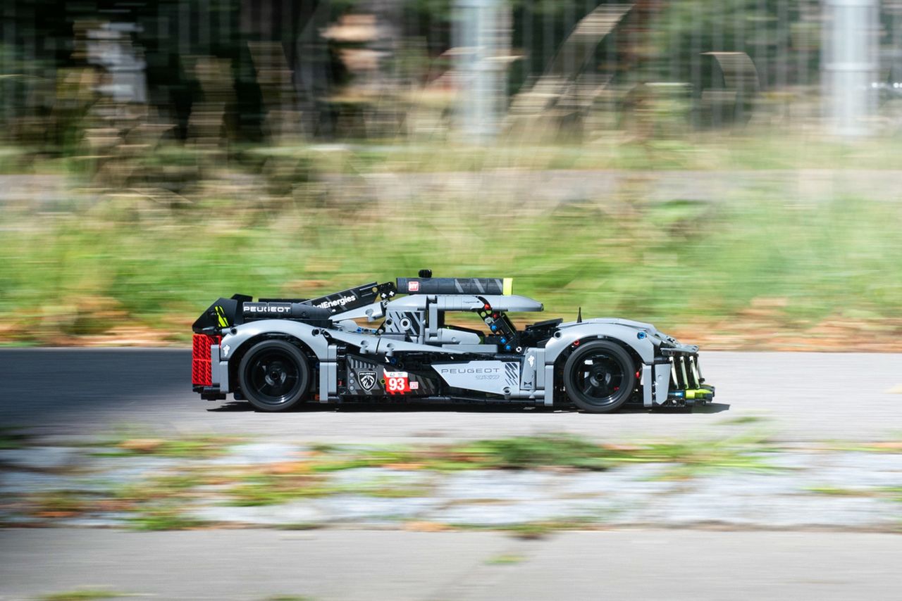 Z toru w Le Mans do świata Lego. Hypercar Peugeot 9X8 ma to, co najważniejsze