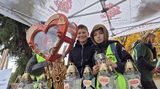 Głogów: Znicz z serduszkiem dla Hospicjum. Przy głogowskich cmentarzach ruszyła akcja na rzecz rozbudowy placówki. Będą kwestować też w Jerzmanowej