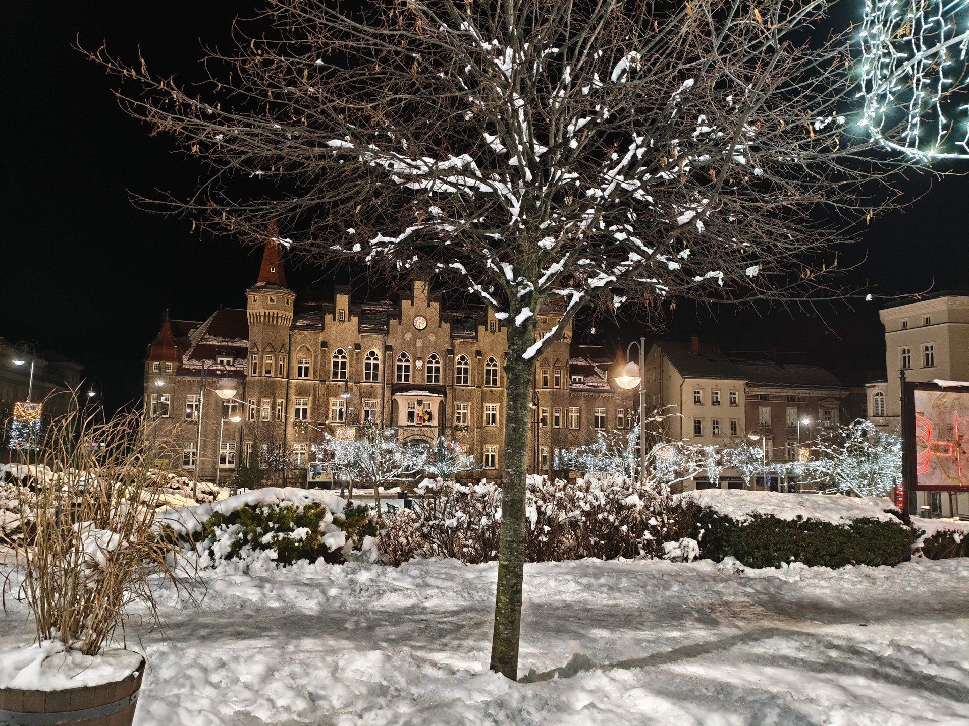 Centrum Wałbrzycha w śniegu i z nowymi ozdobami świątecznymi 2025/2026