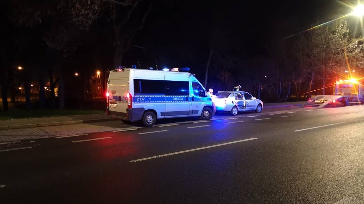 Zderzenie skody i renaulta na skrzyżowaniu na al. Andersa