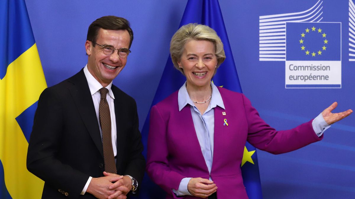 Ulf Kristersson, Sweden's prime minister, left, and Ursula von der Leyen, president of the European Commission, at the European Council headquarters in Brussels, Belgium, on Thursday, Oct. 20, 2022. European natural gas rose following a five-day losing run, with traders weighing potential supply risks this winter while EU leaders gather to discuss further steps to tackle the crisis. Photographer: Valeria Mongelli/Bloomberg via Getty Images