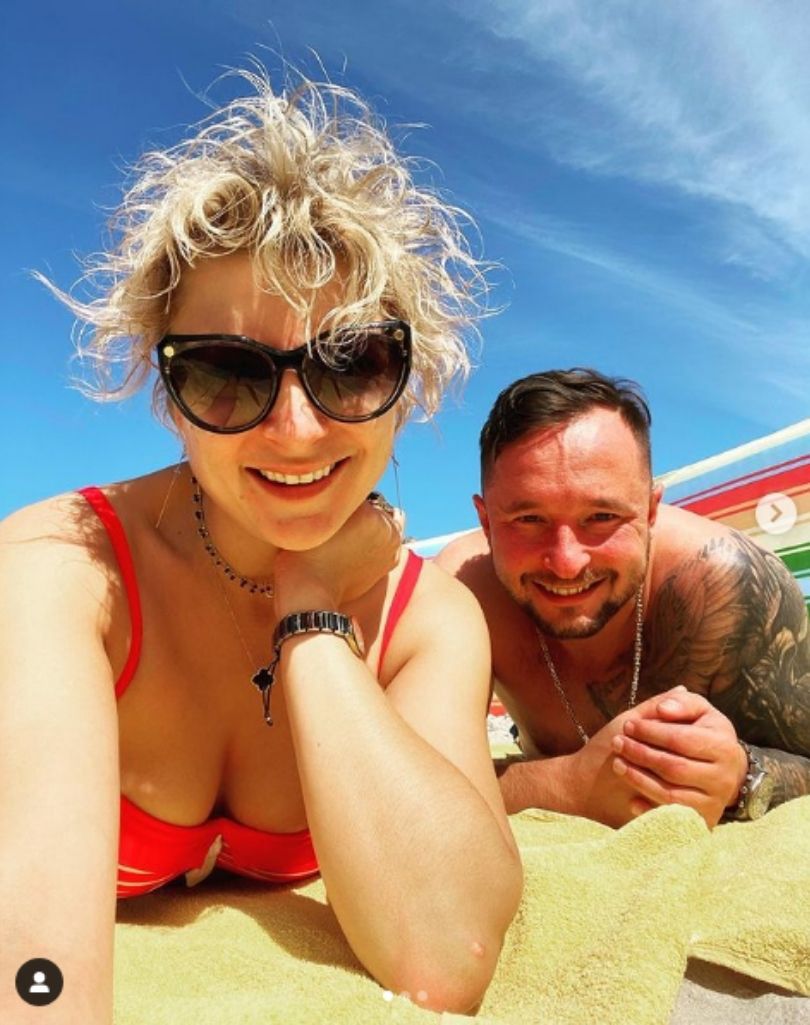 Magdalena Narożna pozuje na plaży w Łebie