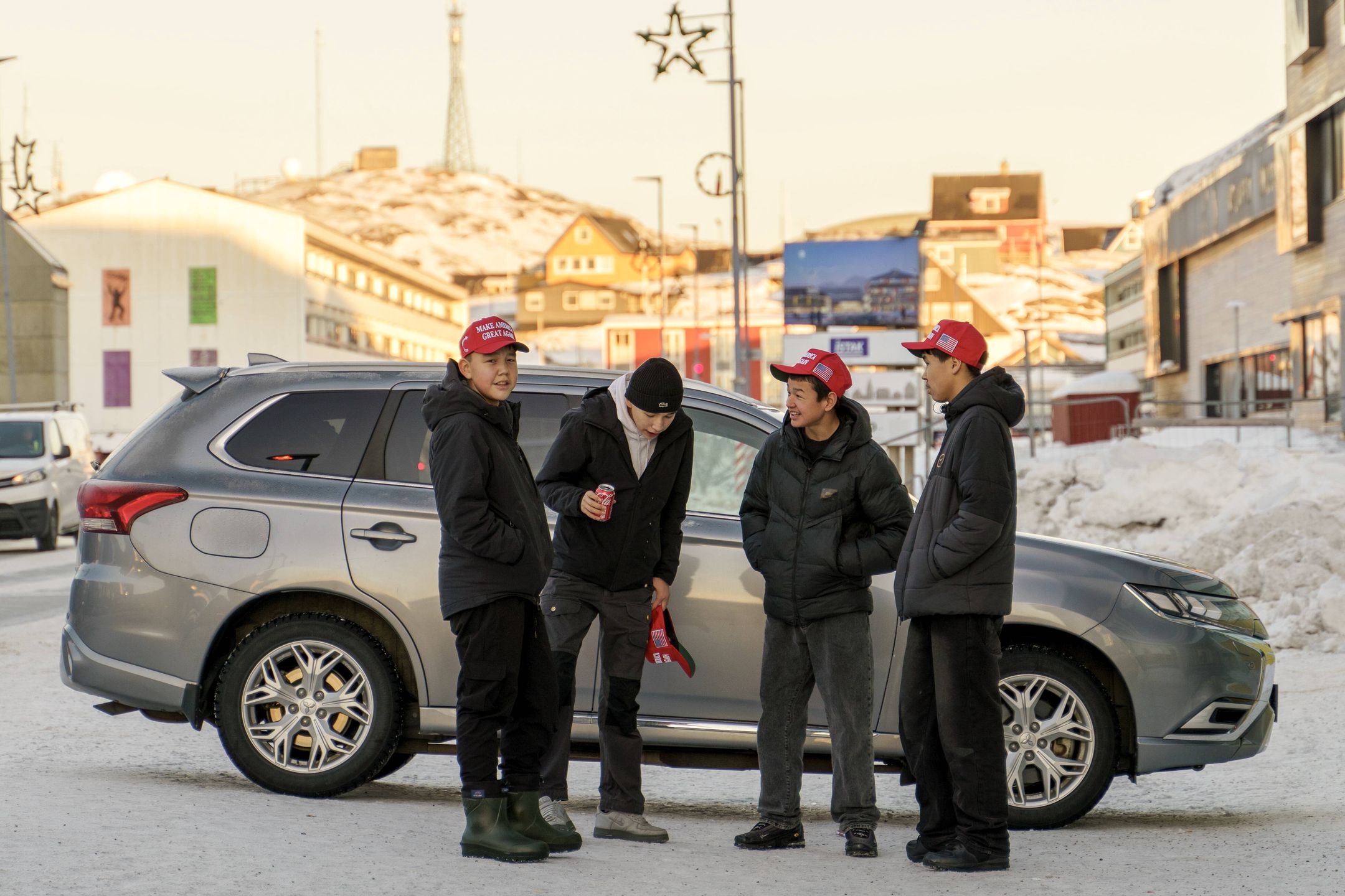 Donald Trump Jr. visits Greenlandepa11811548 Residents wearing MAGA hats stand near the Hotel Hans Egede during Donald Trump Jr.'s (not pictured) visit to Nuuk, Greenland, 07 January 2025. Donald Trump Jr. is on a private visit to the autonomous Danish territory of Greenland.  EPA/DANIEL L. JOHNSEN DENMARK OUT Dostawca: PAP/EPA.DANIEL L. JOHNSENtrump jr, maga, hats