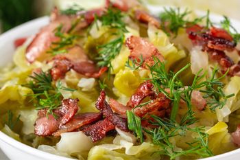 Zapomnij o ciężkim bigosie. Do obiadu podaj młodą kapustę zasmażaną z koperkiem