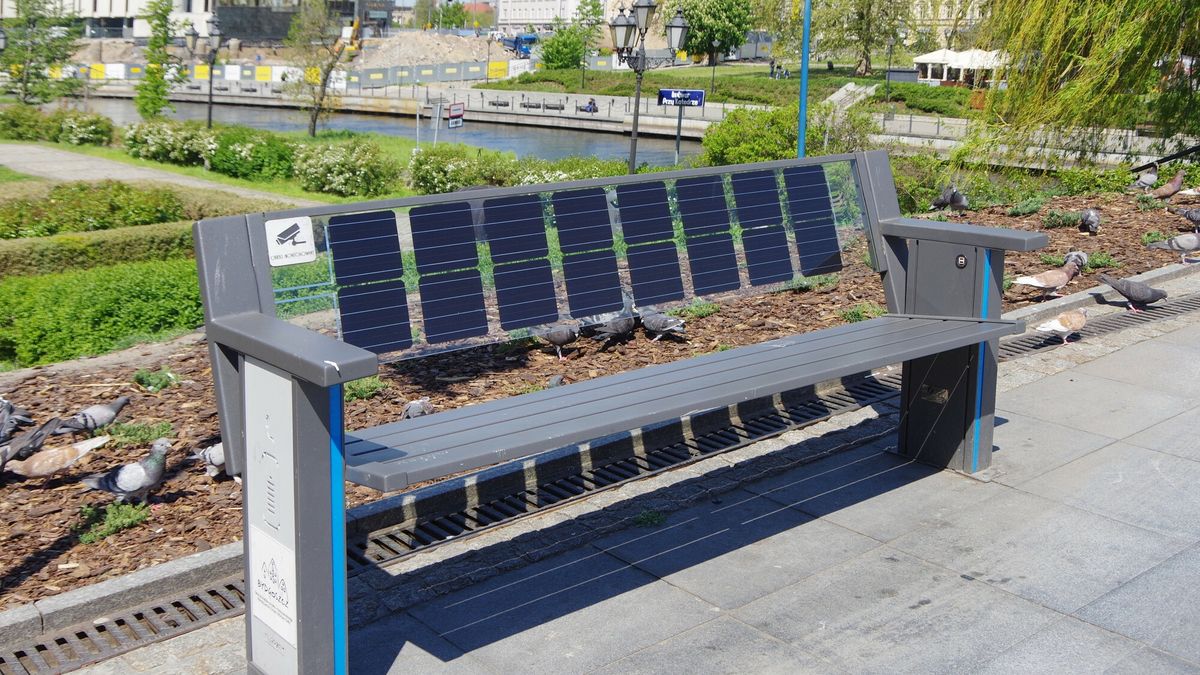 Ławek solarnych jest coraz więcej. Zamontowano je również w Bydgoszczy. Zdjęcie ilustracyjne