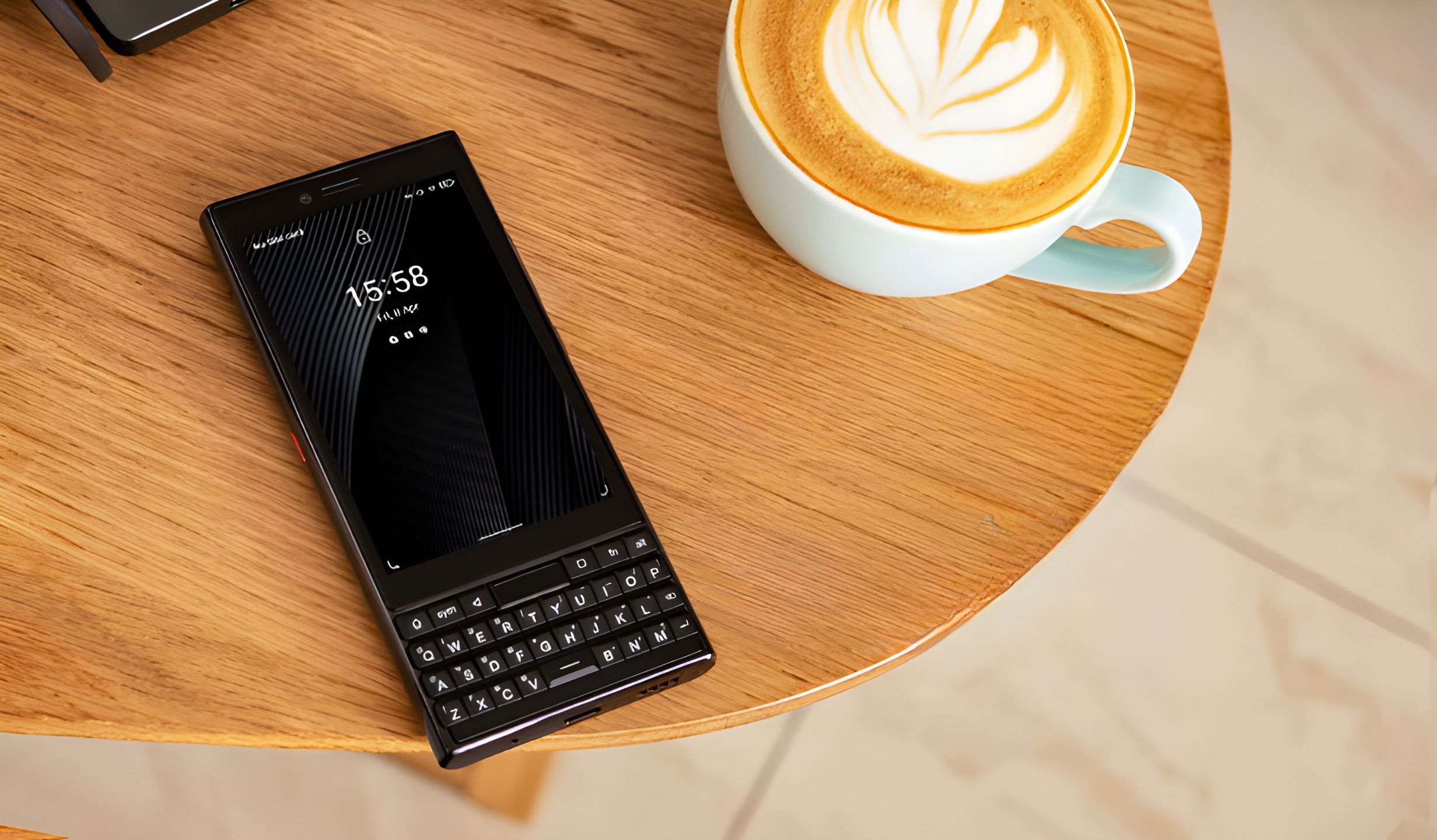 Chcą wypełnić niszę po BlackBerry. Ten smartfon ma fizyczną klawiaturę QWERTY 2