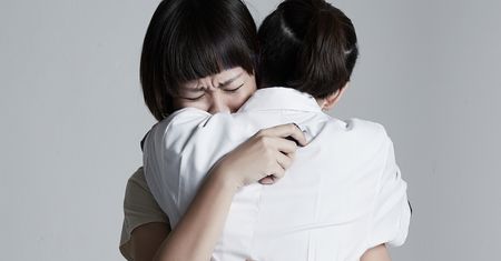 Projekt fotograficzny „Care Deeply” trafnie pokazuje jakie emocje towarzyszą przytuleniu