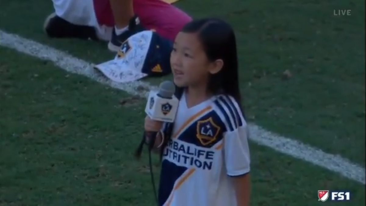 7-letnia Emma wykonująca hymn Stanów Zjednoczonych