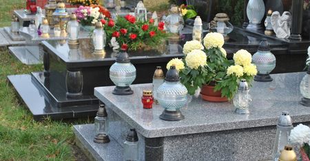 "Hit sezonu" na cmentarzach. Oto wydajny, ale drogi znicz