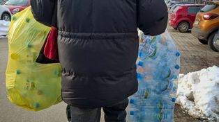 "Hurtownicy" blokują butelkomaty. Mieszkańcy są wkurzeni