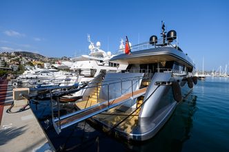 Badanie głębin łodzią podwodną, a później walka z piratami. Praca na superjachcie