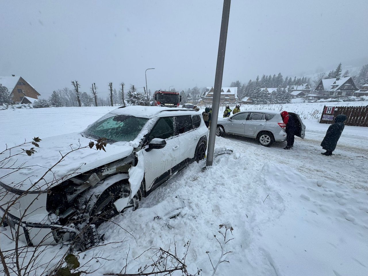 Śnieżyca paraliżuje drogi Podhala. Kolizja w Kościelisku