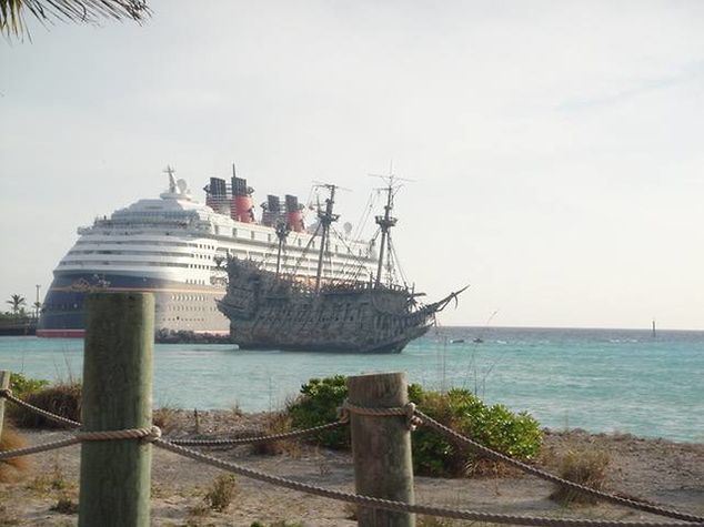 "Latający Holender" z serii filmów "Piraci z Karaibów" zakotwiczony na wybrzeżu wyspy Castaway Cay (fot. archiwum prywatne Mariusza Siembidy)