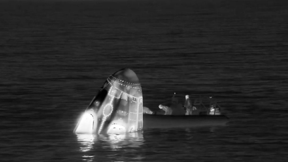 Kapsuła Endeavour po zakończeniu misji Crew-11