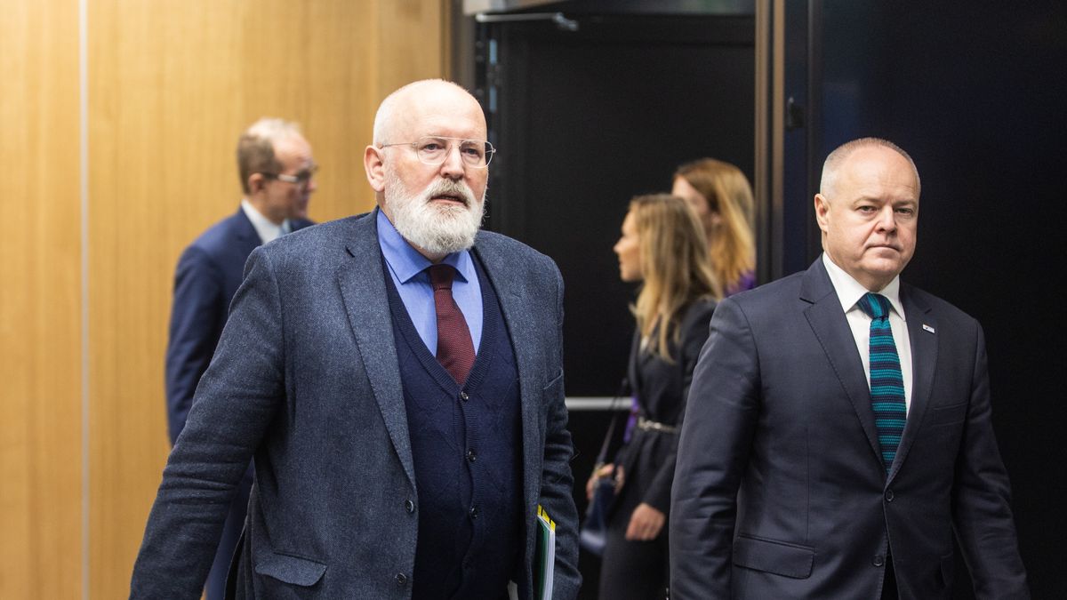 Chorzów, 05.12.2022. Wiceprzewodniczący Komisji Europejskiej Frans Timmermans (2L) i prof. dr hab. inż. Marek Gzik (P) podczas konferencji prasowej w Centrum Konferencyjnym Stadionu Śląskiego w Chorzowie, 5 bm. (sko) PAP/Tomasz Wiktor