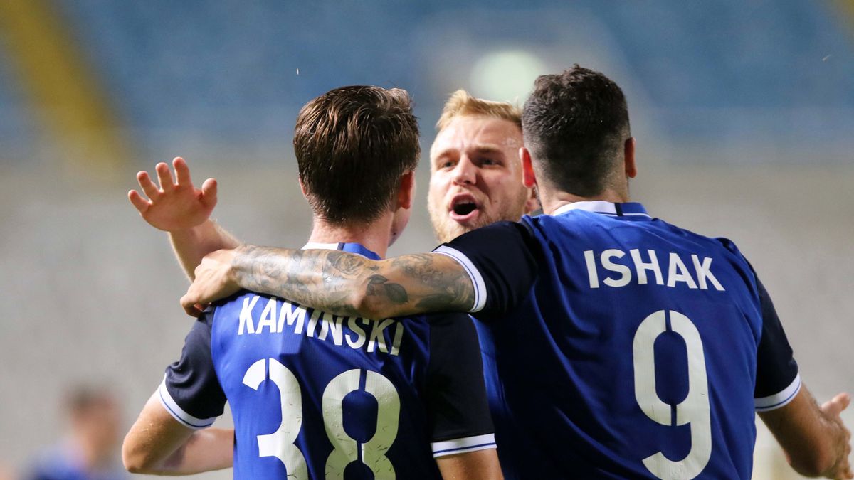 PAP/EPA / SAVVIDES PRESS / Na zdjęciu: Jakub Kamiński (z lewej) i Mikael Ishak (z prawej)