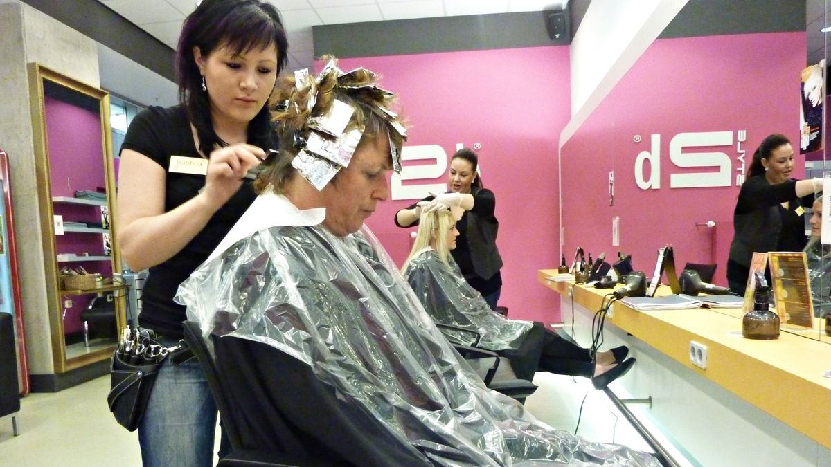 Fryzjerzy i kosmetycy mają wrócić do pracy w III etapie odmrażania gospodarki.