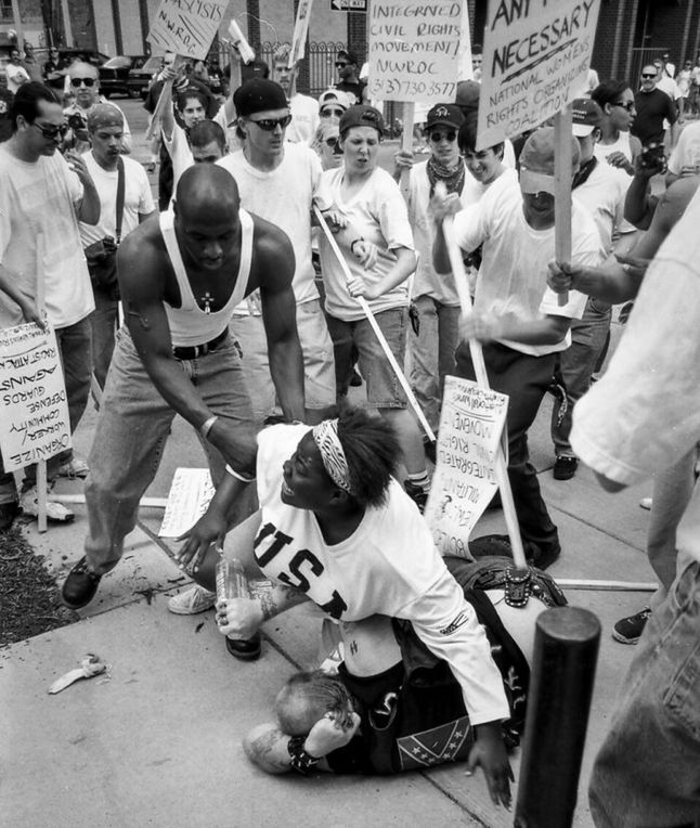 Keishia Thomas broni działacza Ku Klux Klanu przed atakami. 1996.