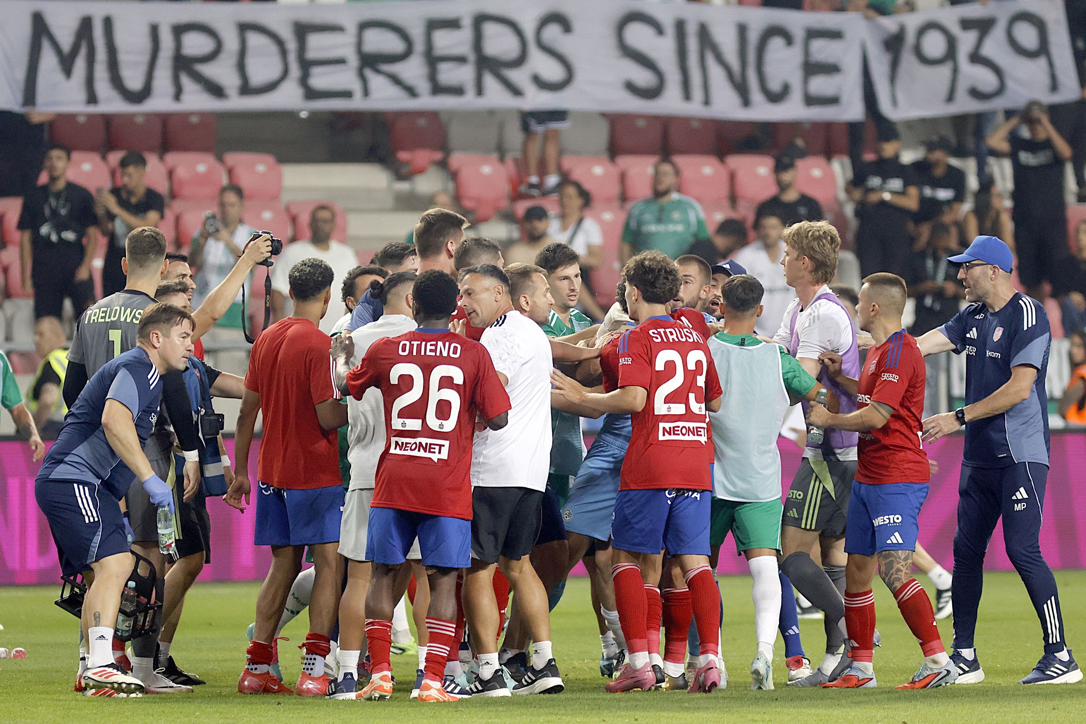 Transparent izraelskich kibiców na meczu Macabi z Rakowem