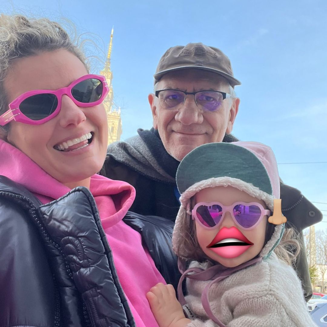Zofia Zborowska często zasłania twarz córki kolorowymi emoji / Instagram.com/zborowskazofia