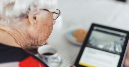 Babcia musi usunąć zdjęcia wnuków z Facebooka. Publikowanie ich bez zgody rodziców jest niezgodne z holenderskim prawem