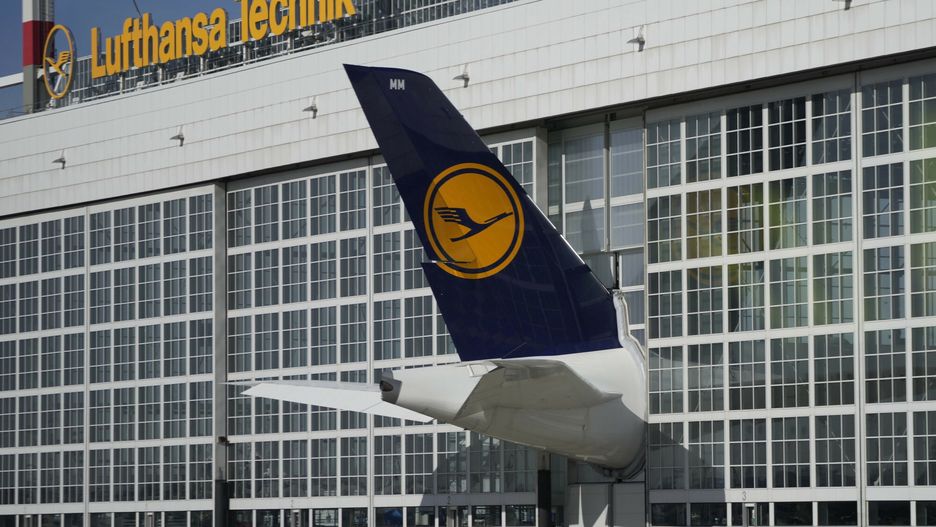 Samolot Lufthansy zaparkowany w hangarze na lotnisku w Monachium, Niemcy, czwartek, 15 lutego 2024 r