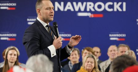 Niezręcznie na wiecu. Chciała się pochwalić, a upokorzyła Nawrockiego