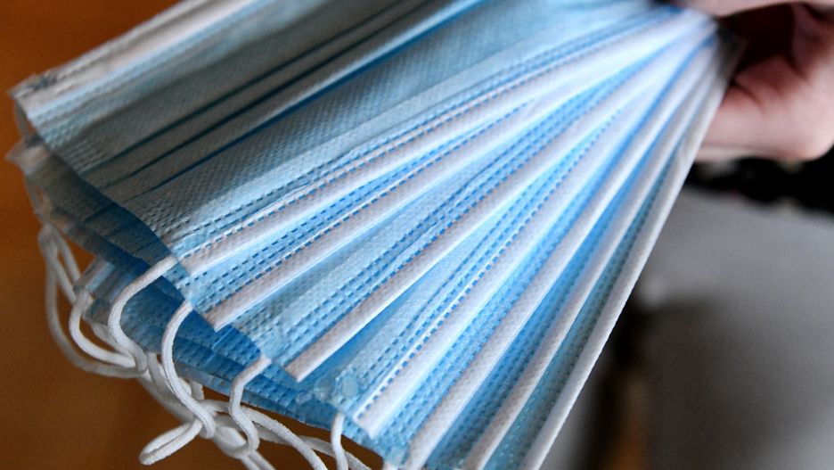 Koronawirus. Zgodnie z nowymi obostrzeniami od czwartku obowiązywać będzie nakaz zasłaniania nosa i ust w przestrzeni publicznej / foto ilustracyjne wyk. 2020-04-15