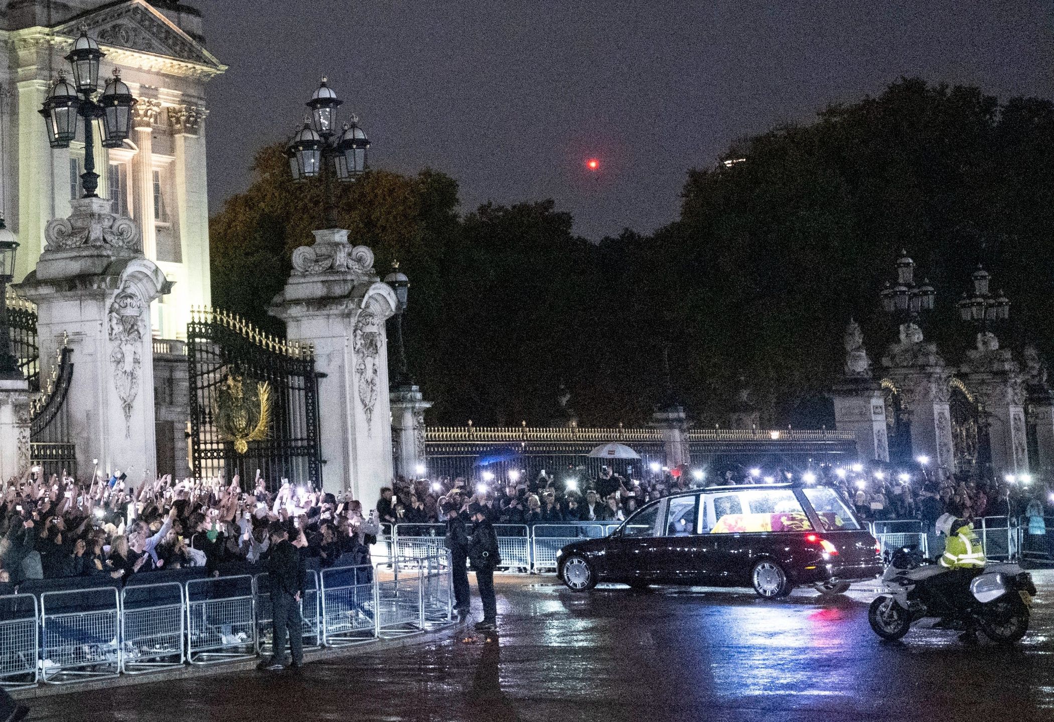 The Coffin of Queen Elizabeth II Arrives At Buckingham Palace
London, UNITED KINGDOM  - The hearse carrying the flag-draped coffin of Queen Elizabeth II arrives at Buckingham Palace on September 13, 2022 in London

*UK Clients - Pictures Containing Children
Please Pixelate Face Prior To Publication*,Image: 722444361, License: Rights-managed, Restrictions: Pool - No Restrictions, Model Release: no, Pictured: General view, Credit line: BACKGRID / Backgrid UK / Forum
BACKGRID / Backgrid UK / Forum
GV, General View, Crowd, People, Queen Elizabeth II, Coffin, Buckingham Palace