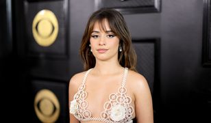 Odważna kreacja Camili Cabello. Na galę Grammy przyszła w samym staniku
