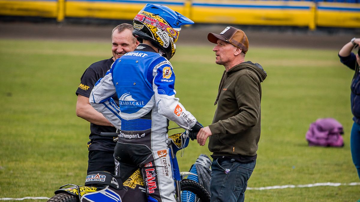 WP SportoweFakty / Michał Chęć / Na zdjęciu: Dariusz Śledź (z prawej) udzielający wskazówek Dawidowi Lampartowi