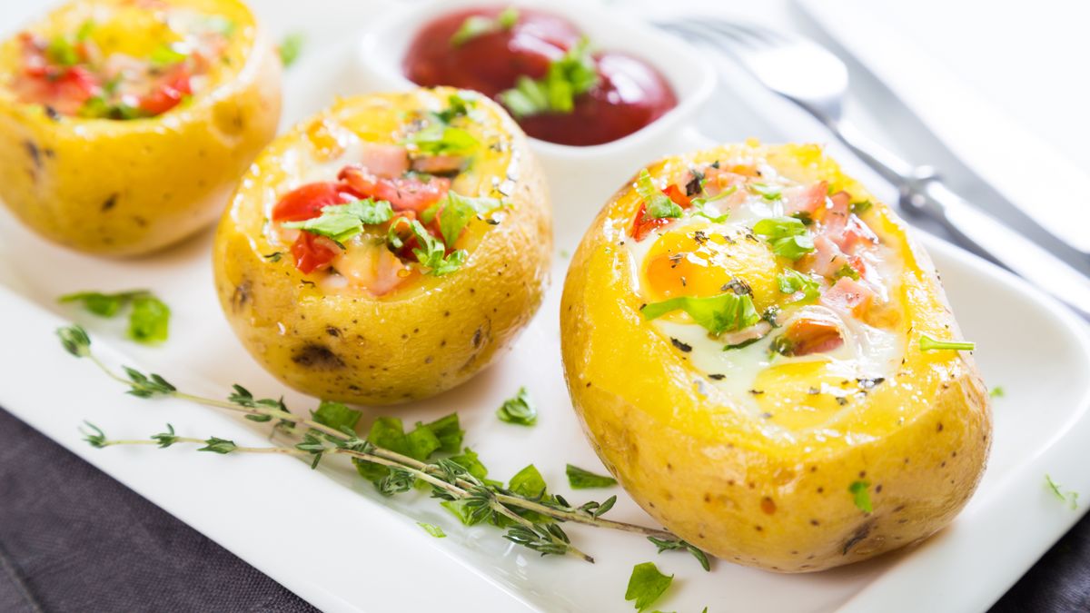 Łódeczki ziemniaczane z jajkiem polewam domowym sosem tatarskim