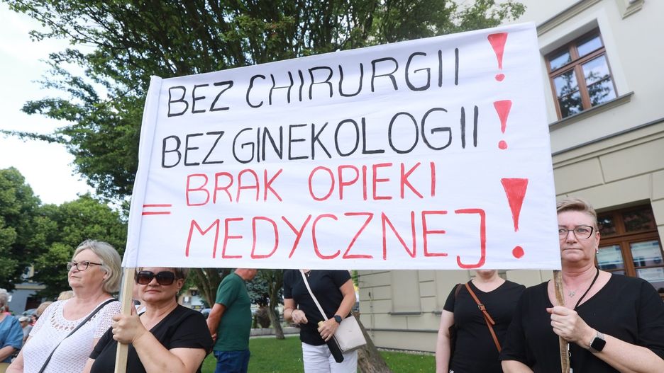 PROTEST NA RYNKU W PYSKOWICACH PRZECIWKO LIKWIDACJI SZPITALA