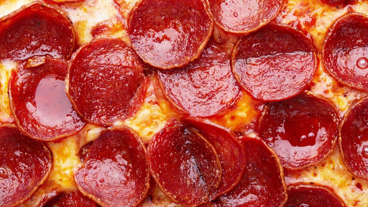 Closeup of Pepperoni pizza as a background
Closeup of Pepperoni pizza as a background
Yevgen Romanenko