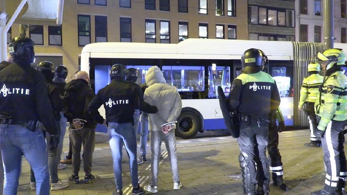 holenderska policja i zatrzymani kibice