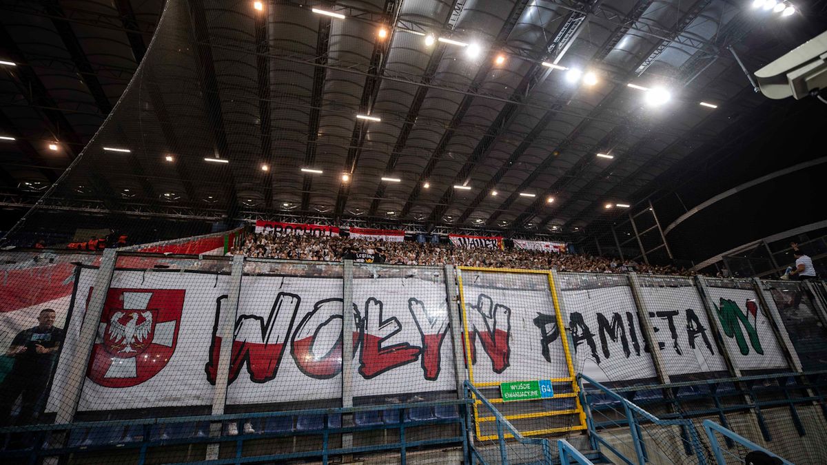 Newspix / PIOTR KUCZA/FOTOPYK / Na zdjęciu: flaga wywieszona przez kibiców Legii