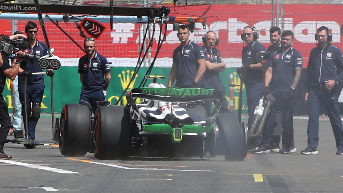 PAP/EPA / PAP/EPA/ALI HAIDER / Na zdjęciu: Yuki Tsunoda w alei serwisowej