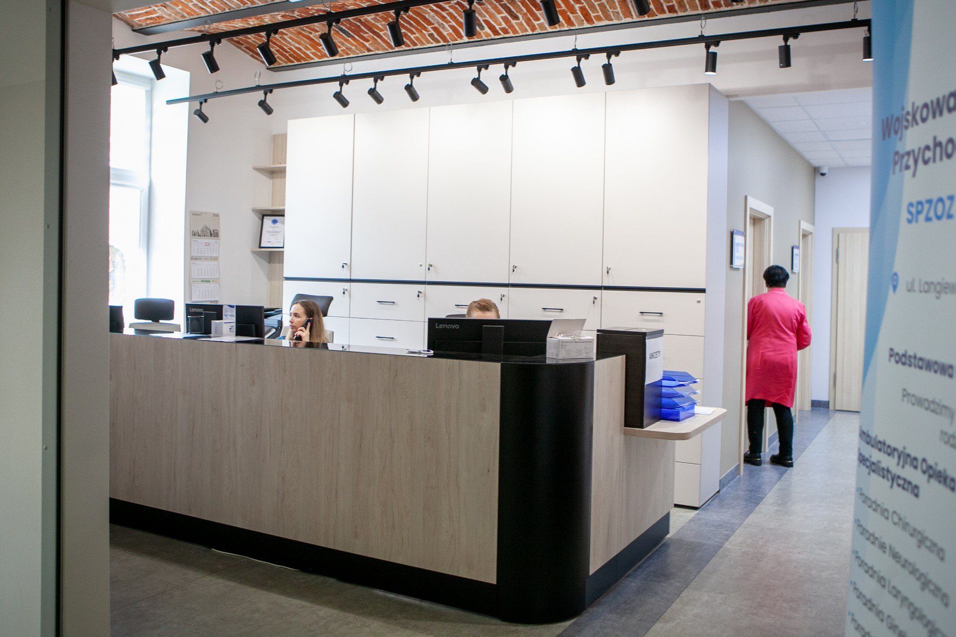 Rejestracja pacjentów w nowoczesnym wydaniu - komfortowe wnętrza i funkcjonalne gabinety