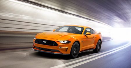Brakuje ci radości w życiu? Ford dowiódł, że sportowe auto dostarczy jej więcej, niż całowanie