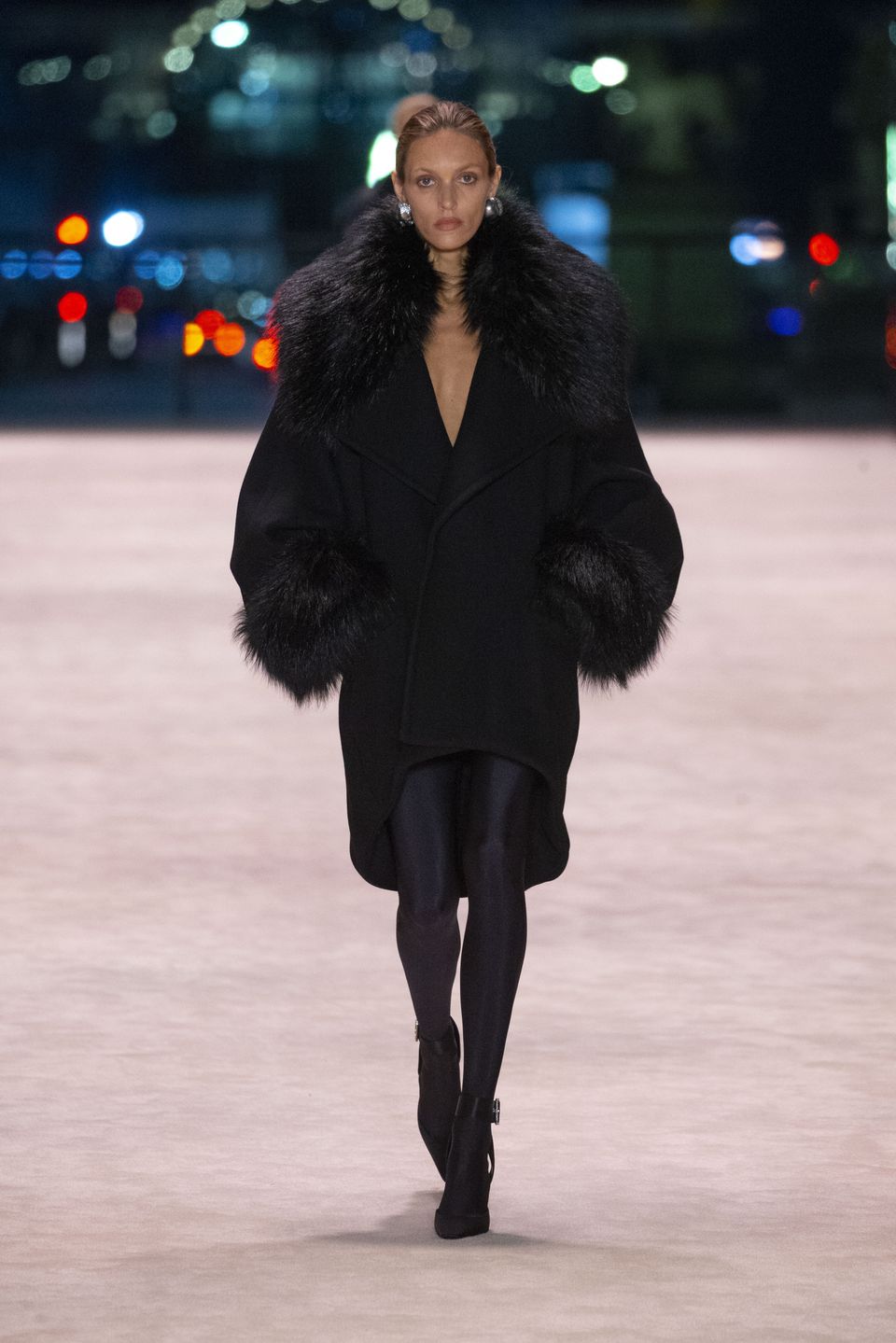 Anja Rubik na pokazie Saint Laurent 