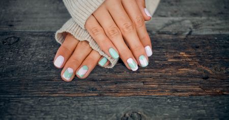 Manicure kombinowany. Wykorzystaj go dla większej trwałości hybryd. Czy wiesz, jak wygląda?