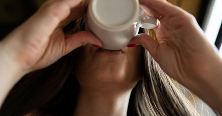 Recepta na długowieczność? Mieszkańcy niebieskich stref często ją piją