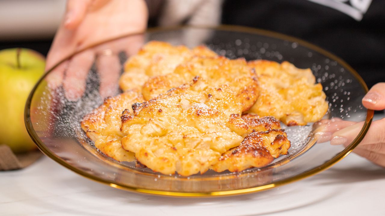 Już nie musisz stać nad patelnią. Te rumiane racuchy zrobią się same w kwadrans