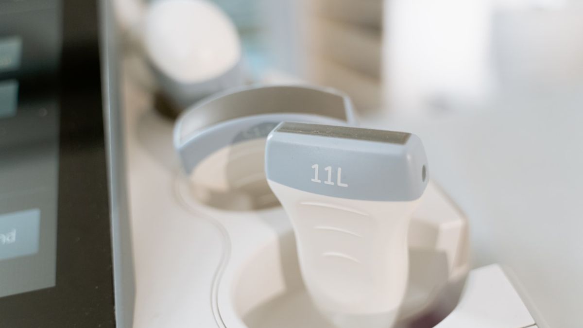 USG doppler żył kończyn dolnych służy do oceny przez lekarza przepływu krwi w żyłach.