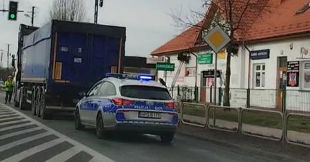 Zepsuta ciężarówka blokuje pas ruchu. Efekt? Ponad 4 km korek od Lubartowa i 3 km od Lublina