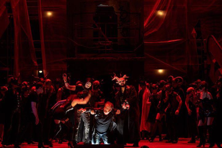 Scena z III aktu, w środku: Michael Volle (Sir John Falstaff) © Matthias Baus/ Staatsoper Berlin